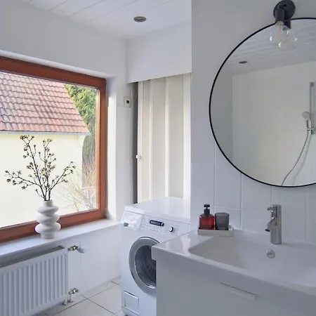 Apartment 2,5-zkb-unterkunft, Zentral, Mit Separatem Eingang *